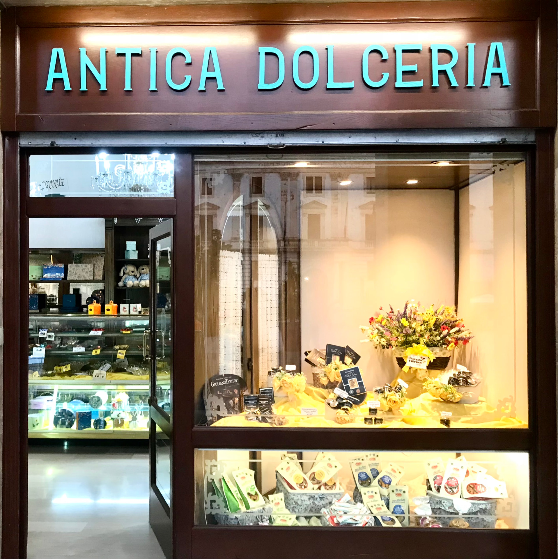 Ingresso storico dell'Antica Dolceria Unica Zirpoli