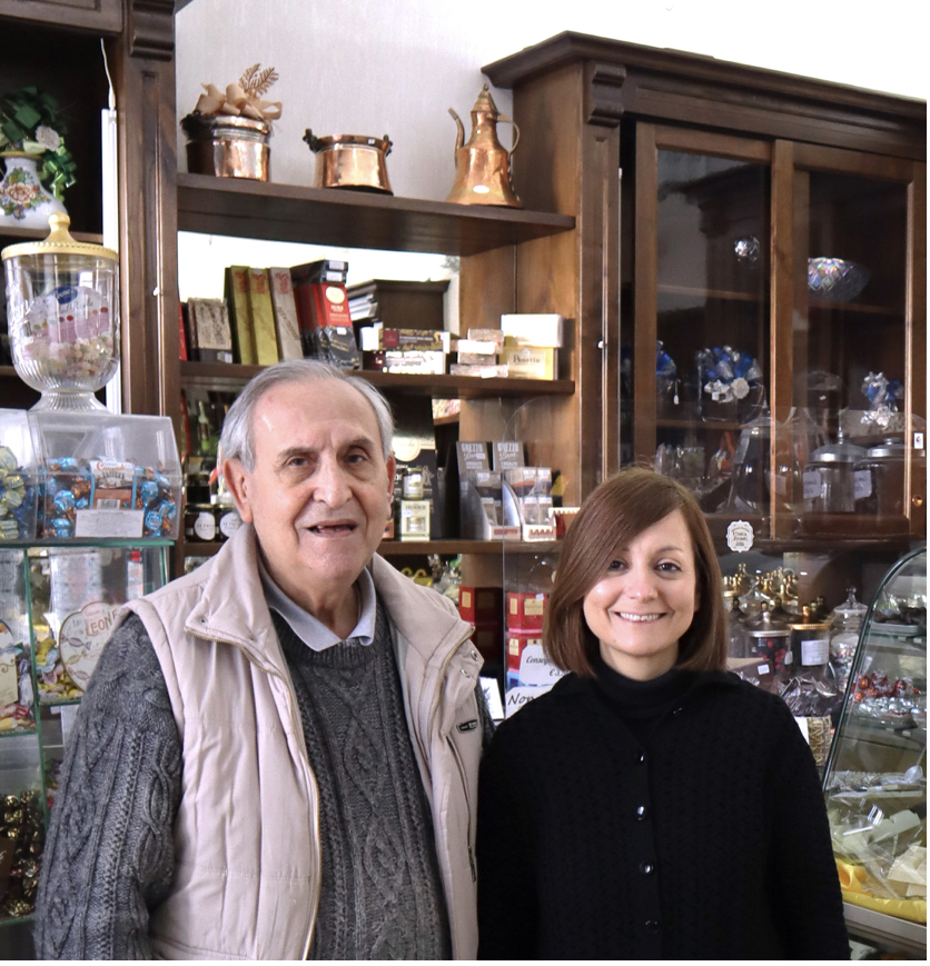 Aldo Zirpoli con la figlia Emanuela nella dolceria di Piazza Mario Pagano, Potenza
