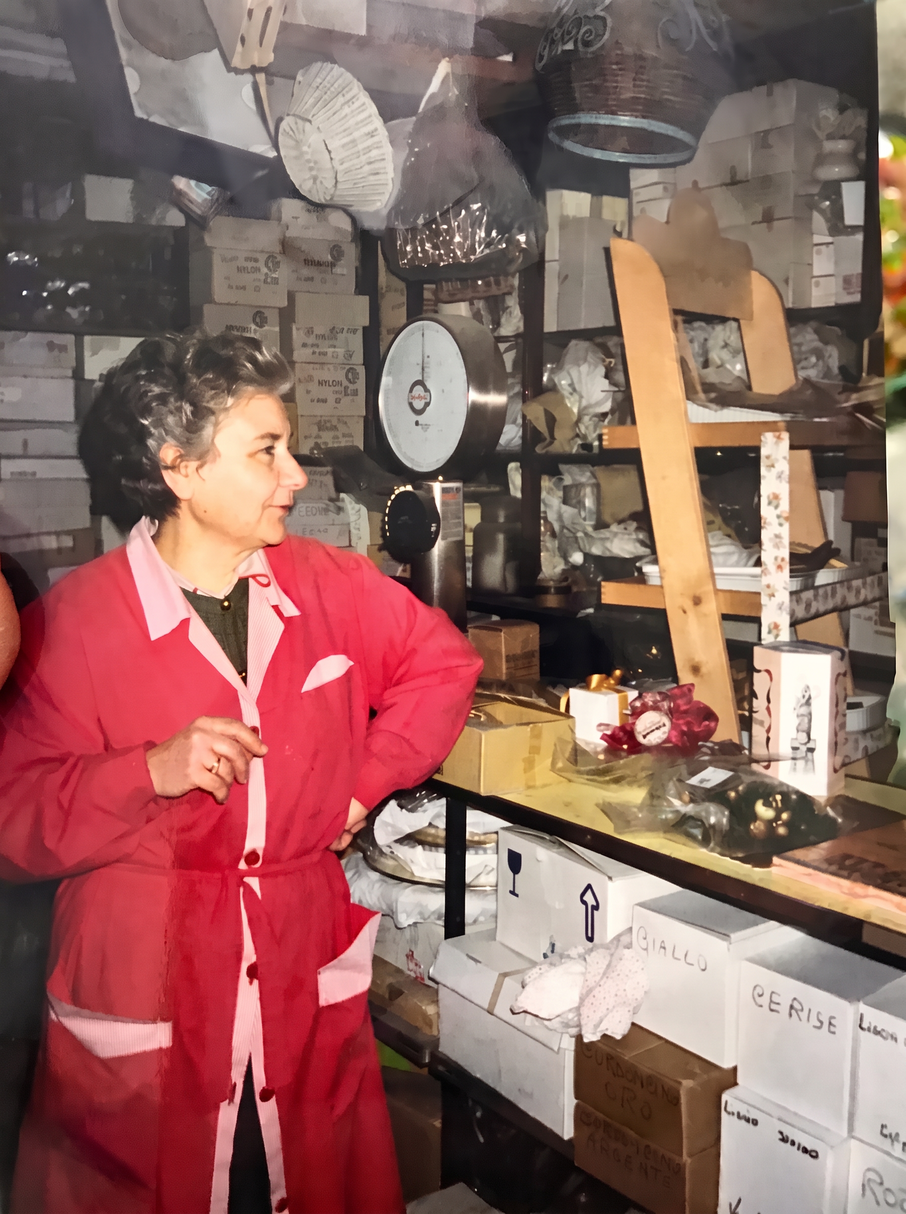 Dina nel magazzino della dolceria, accanto alla bilancia